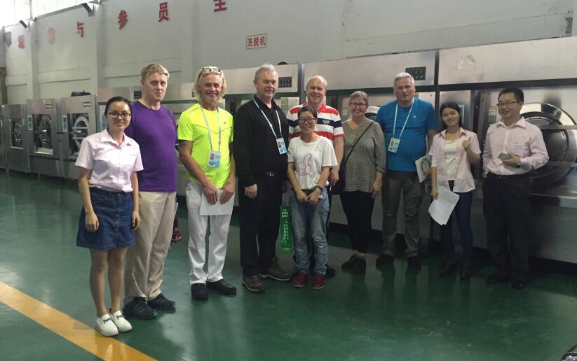 參觀完了工廠之后俄羅斯客戶爽快下單3臺工業洗衣機 參觀完了工廠之后俄羅斯客戶爽快下單3臺工業洗衣機